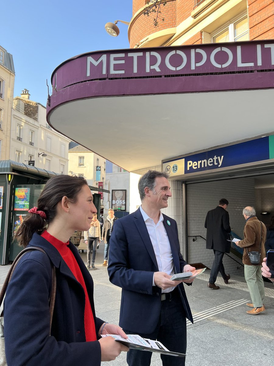 Tractage ensoleillé ce matin pour <a href="/yjadot/">Yannick Jadot</a> en compagnie des militant·es de #Paris14 ☀️

Rendez-vous dimanche au meeting !
➡️ zenith.jadot2022.fr