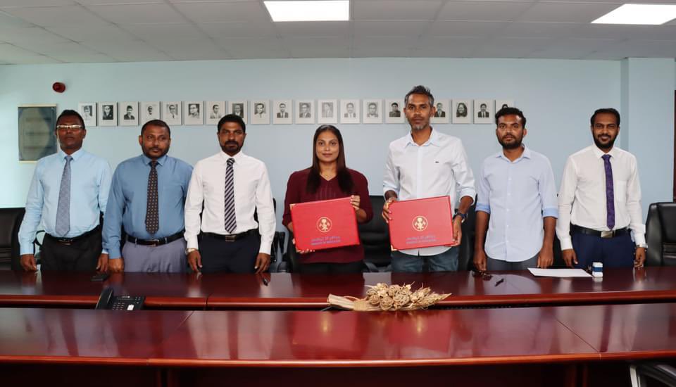 ކ. ހިންމަފުށި ސްކޫލުގައި  ހޯލަކާއި  4 ކްލާސް  ރޫމް އިމާރާތް  ކުރުމުގެ މަސައްކަތް  ކޮންޓްރެކްޓަރ  އަކާއި  ހަވާލު  ކުރެވިއްޖެ! 
މިނިސްޓަރ  <a href="/aisthly/">Aishath Ali</a>  އާއި  މިނިސްޓަރގެ ޓީމުން  ވިދާޅުވި  ގޮތަށް  މަސައްކަތް  ބަޔަކާ  ހަވާލު  ކުރުން  އަވަސް  ކޮށްދެއްވި  ކަމަށްޓައި  ވ  ބ  ޝުކުރިއްޔާ!