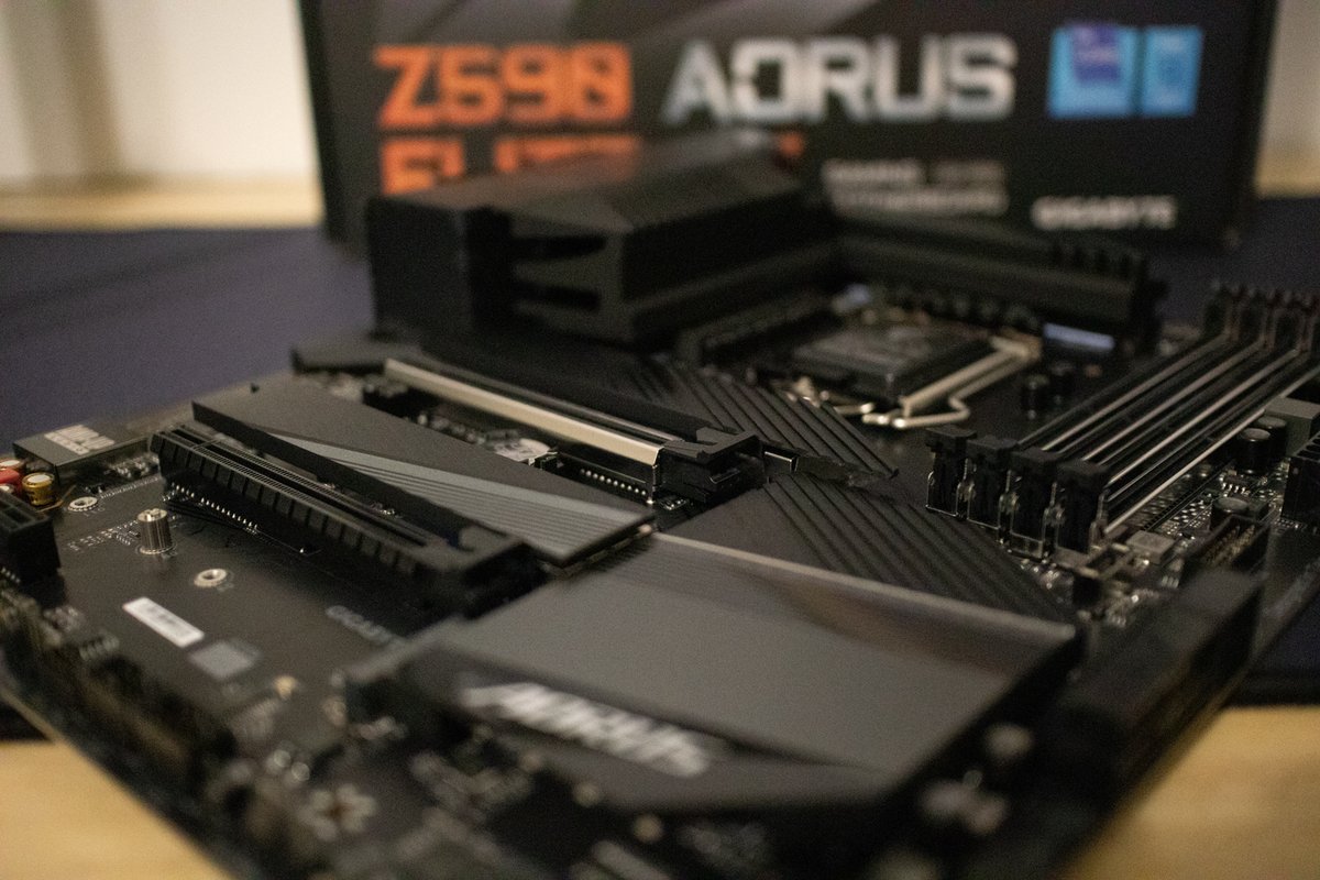 Going with the <a href="/AorusOfficial/">AORUS</a> Z590 Elite AX motherboard for the Aogami (アオガミ) blue paper steel build!