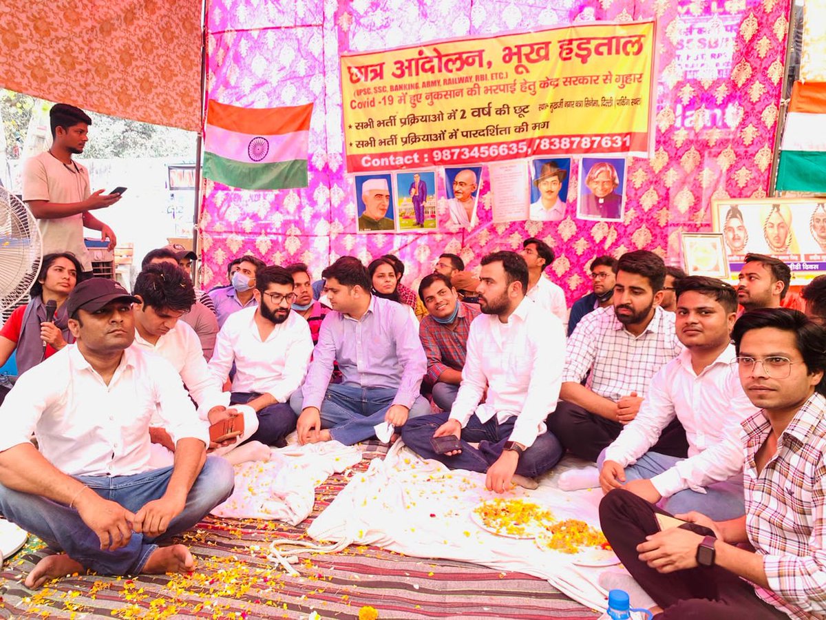 Neerajkundan's tweet image. कई दिनों से अनशन पर बैठे विभिन्न भर्तियों के छात्रों के बीच पहुंचकर उन्हें सम्बोधित किया। #ExtraAttemptForAll के हक की लड़ाई में शुरुआत से NSUI छात्रों के साथ मजबूती से खड़ी है। UPSC, JEE, railway, Army, SSC व IBPS की सभी परीक्षाओं में छात्रों को उम्र सीमा में छूट दी जानी चाहिए।