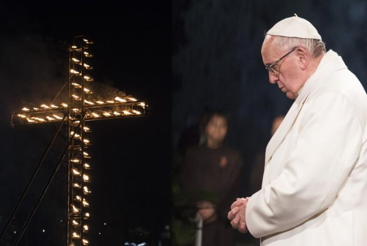 catcristiana's tweet photo. Torna el #Viacrucis d’@Pontifex_es al #Colosseu romà. La #SetmanaSanta al #Vaticà recupera la normalitat prèvia al #Covid. https://t.co/IjofD4vhrV https://t.co/tOFWOqhecq