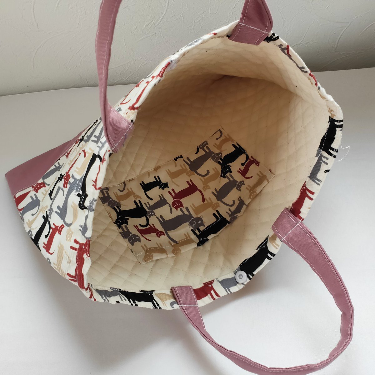 atelierrenge's tweet photo. ＊ねこ×ローズ色のレッスンバッグ＊がはじめてお気に入り登録されました！ #minne_fav https://t.co/blsL1zrtEH https://t.co/KJ2D2mOsPM