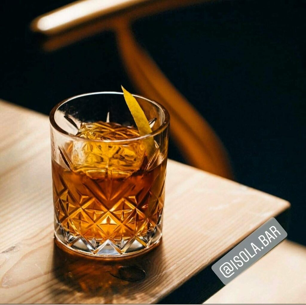 🍸
Momento Aperitivo 
👉🏼 @isola.bar 

Siediti, ordina un buon drink e ascolta la musica…

ISOLA BAR: un luogo di ritrovo per gli ospiti dell’Hotel Isolabella Wellness Art&amp;Music.

Vacanza e svago, una lunga lista di cocktails, long drinks, vini, bollic… instagr.am/p/CbcE-BRIjGd/