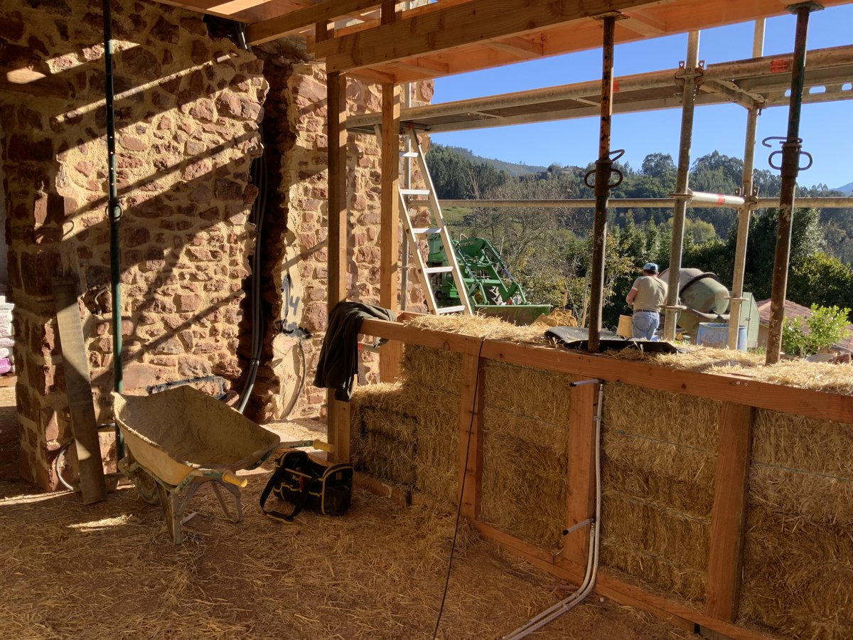 KalmaKeco's tweet photo. ¡Sin descanso! Ya se van cerrando los muros con las pacas de paja de forma artesanal, un trabajo hecho in situ. 
#casadepaja #Bioconstruccion #bioclimática #CasaPasiva #Biopasivo #Asturias #Kalmak #KalmakEco #ConstrucciónSostenible #EficienciaEnergética #EconomíaCircular https://t.co/b4vKL7caLb