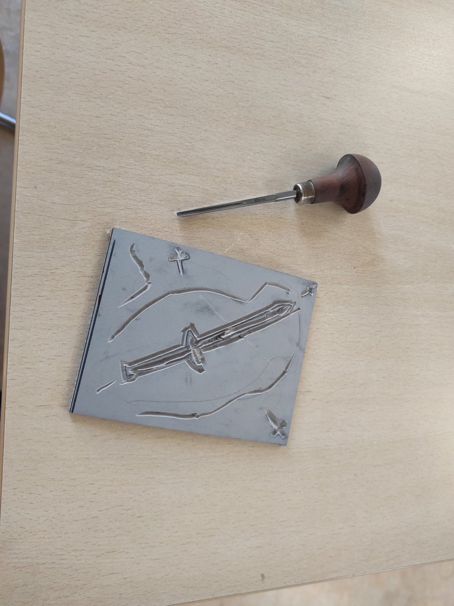 CultureCotton2's tweet photo. Reprise des ateliers gravure sur le thème du #RoiArthur pour les classes de 506 et 505 encadrés par Matthieu Perramant et les enseignants motivés porteurs du projet d'#EAC ! Différentes techniques et outils sont mises en œuvre par les élèves  @daacversailles @fdnc_fr https://t.co/CyjABqDVJL