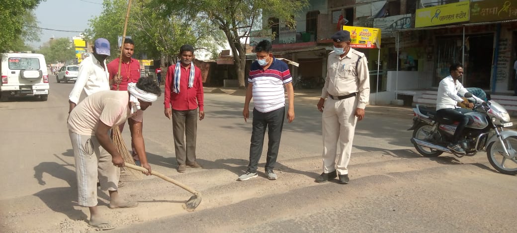 PROJSChhatarpur's tweet photo. स्वच्छता से शहर की बदल रही तस्वीर
-----
कलेक्टर श्री संदीप जी आर के निर्देशानुसार छतरपुर शहर को स्वच्छता में अग्रणी बनाने के लिए निरंतर नगरपालिका की स्वच्छता टीम द्वारा सफाई कार्य किया जा रहा है।
#CleanChhatarpur
@JansamparkMP
@mpurbandeptt https://t.co/J3luL9wSQp