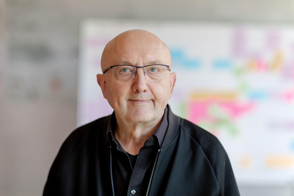 "Dafür zu sorgen, dass wir eine Arbeits- und Lernwelt haben, in der man auf Augenhöhe arbeiten kann, auch wenn man nicht im selben Office ist, ist die Herausforderung, vor der wir stehen", sagt Uli Weinberg zum Thema #hybridesArbeiten in der <a href="/rbbabendschau/">Meta ✌🏽</a> rbb-online.de/brandenburgakt…