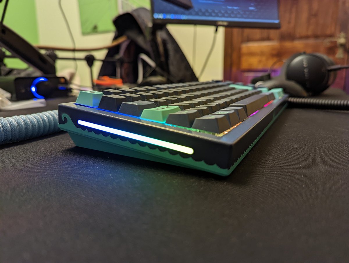 crisx7_'s tweet photo. Can someone send me a free keyboard. I kinda wanna spray another one https://t.co/mwaA61AKHy