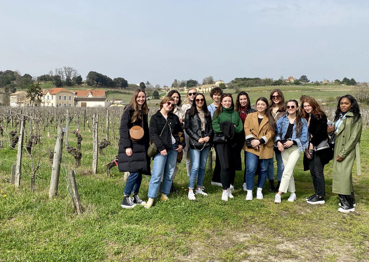 M2DPFSceaux's tweet photo. Retour en photos sur le voyage pédagogique du M2 DPF. La promotion ainsi que certains membres du bureau de l’association ont passé quatre jours à découvrir Bordeaux et ses environs. 

Merci à Madame le Professeur Françoise Labarthe et aux organisateurs ! https://t.co/Ss1BpObH7u