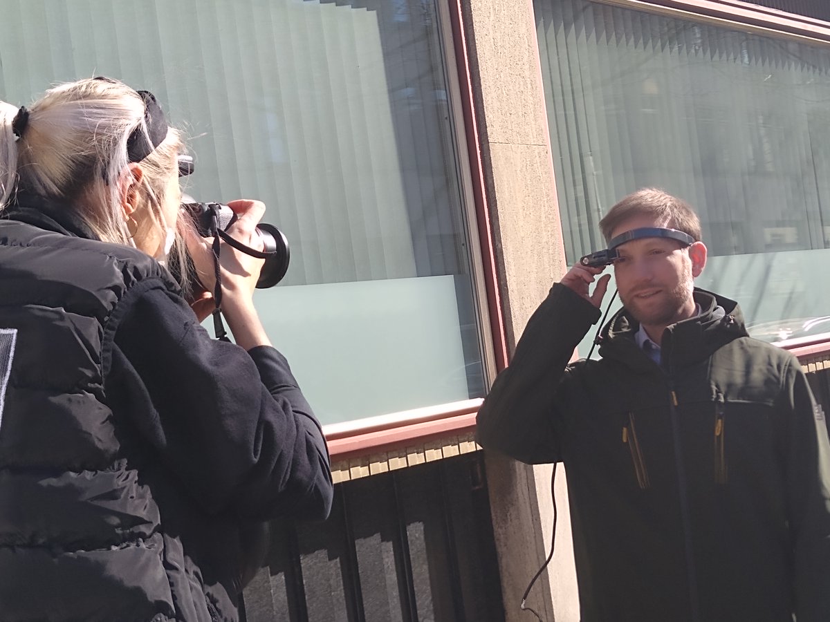 digitalworkGmb1's tweet photo. digital@work Gründer Jens Kulenkampff posiert bei schönstem Wetter mit der ultraleichten Datenbrille "Loc.21" von Trivisio für die Kamera. Die #SmartGlasses eignen sich hervorragend für mobile #industrie40 Anwendungen und werden gerne für unsere #RemoteSupport Lösungen genutzt! https://t.co/svLOU4hh2F
