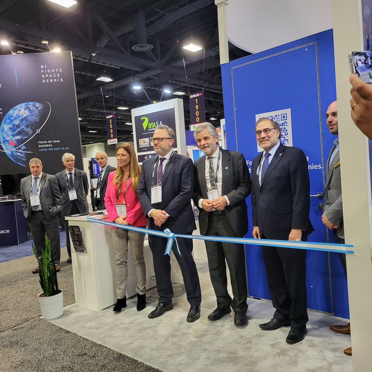 solar54ar's tweet photo. Inaugurado el pabellón 🇦🇷 en @SATELLITEDC USA.
Autoridades Nacionales @FilmusDaniel @KulfasM + Embajador @JorArguello+@mrmartingonzalo.
Estaremos presentando junto a nuestros socios estratégicos @faniotargentina @fansatargentina un recorrido Virtual de #SOLAR54 @FedericoRBazan1 https://t.co/3M4G01hMt9
