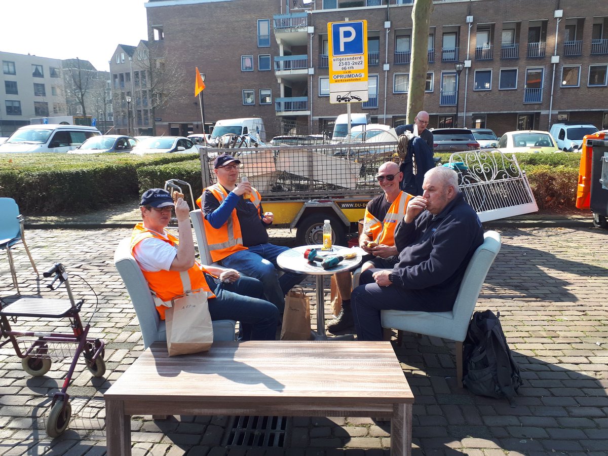 WijkVoor's tweet photo. Lunch en weer door! Assisteren met de bakfietsen bij de opruimdag centrum van @GemDordrecht https://t.co/ZalISFdimt