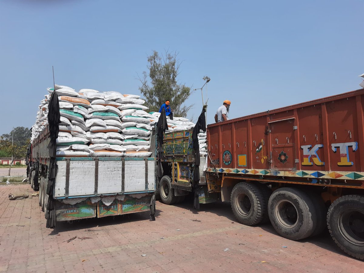 FCI_NorthZone's tweet photo. "वसुधैव  कुटुंबकम "

Fifth consignment of 2000 MT Wheat out of total 50,000 MT as humanitarian assistance from GOI dispatched to Afghanistan through Wagah-Attari border indicates tiredless efforts by #FCI. 
#AmritMahotsav 
@AmritMahotsav 
@FCI_India 
@fooddeptgoi 
@PMOIndia https://t.co/HZUlNCUhUH