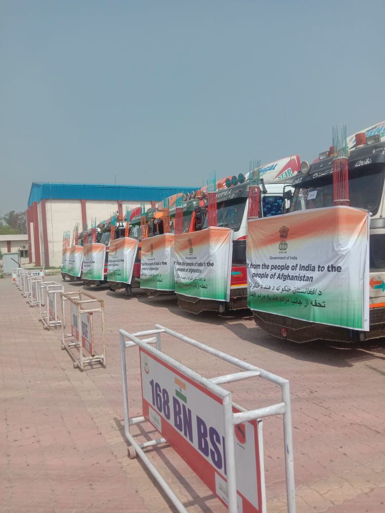 FCI_NorthZone's tweet photo. "वसुधैव  कुटुंबकम "

Fifth consignment of 2000 MT Wheat out of total 50,000 MT as humanitarian assistance from GOI dispatched to Afghanistan through Wagah-Attari border indicates tiredless efforts by #FCI. 
#AmritMahotsav 
@AmritMahotsav 
@FCI_India 
@fooddeptgoi 
@PMOIndia https://t.co/HZUlNCUhUH