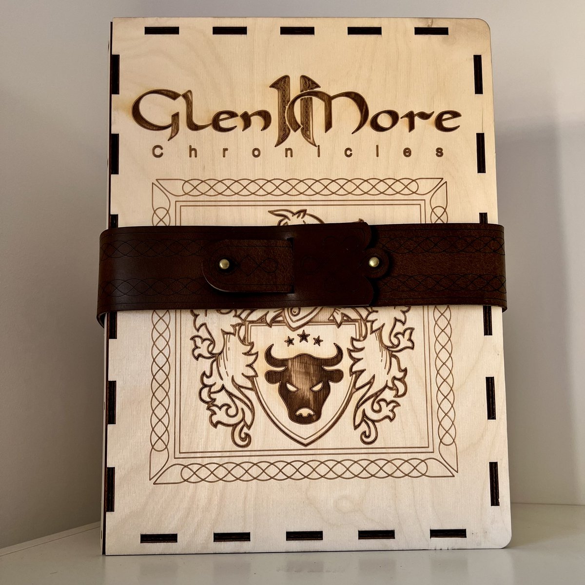Ch3rry6irl's tweet photo. Es waren schon die beiden super schönen Holzinsert von #GlenMoreII Teil unserer Sammlung. Jetzt durfte auch die Big Box bei uns einziehen😊Alles schön geordnet und sehr dekorativ zum hinstellen! @LaseroxInserts @FuntailsSpiele @MatthiasCramer1 https://t.co/XorLam8xRj
