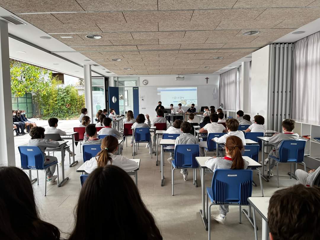 Edelweisschool's tweet photo. Liga de debates amistosa en #6PRIM.El tema: "¿Es mejor el libro o la película?"
¡Una final muy reñida! 👏🏻👏🏻🙏
#ligadebate #edelweissschool https://t.co/pIykJPXsfA