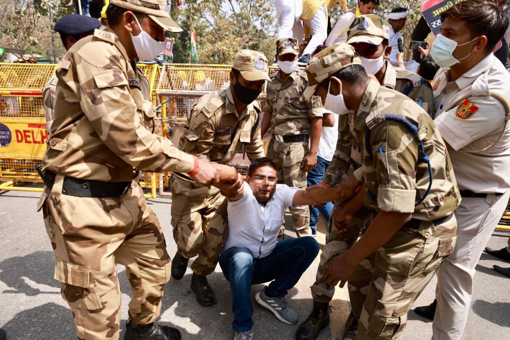 IYC's tweet photo. कम करो पेट्रोल-डीजल-गैस के दाम
   जनता है महंगाई से परेशान! https://t.co/d27RiG5YKb