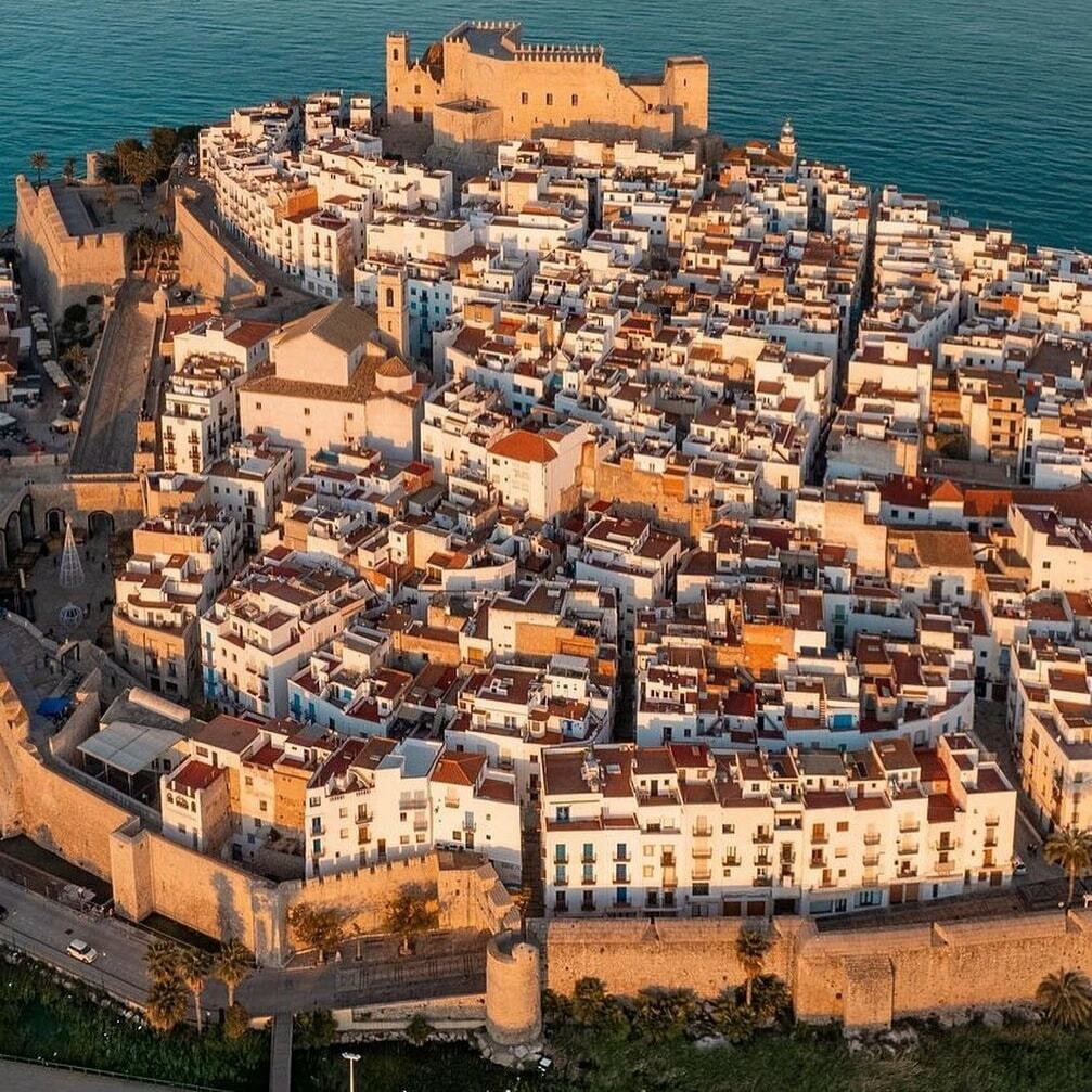 #DestinoPrimavera #Repost Peñíscola 
¿Una escapada mediterránea? 

🌸Ya llego la primavera, la época perfecta para disfrutar del patrimonio arquitectónico y espacios naturales que ofrece Peñíscola, ¡espapate! 

Más en nuestra bio. 

📸 @pasku.photography 

#pueblosconencanto #…