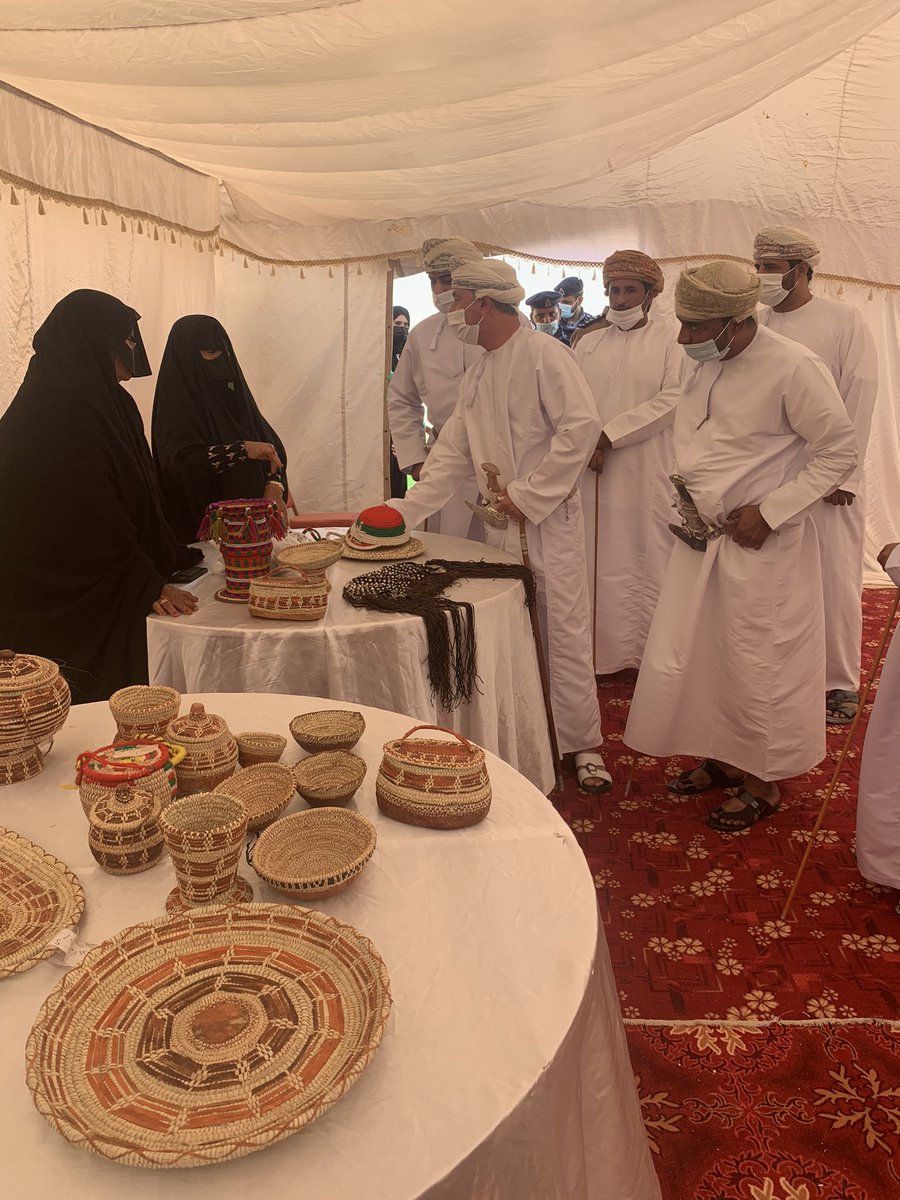AljazerNetwork's tweet photo. سعادة الشيخ حمد بن سلطان البوسعيدي والي الجازر يفتتح المعرض التسويقي للمشغولات البدوية والاسر المنتجة الذي أقيم اليوم بتنظيم من جمعية المرأة العمانية بالجازر وسط مشاركة مميزة وفاعله من الحرفيات ومبدعات الاسر المنتجة 
@owa_aljazer https://t.co/GHdYocj3f9