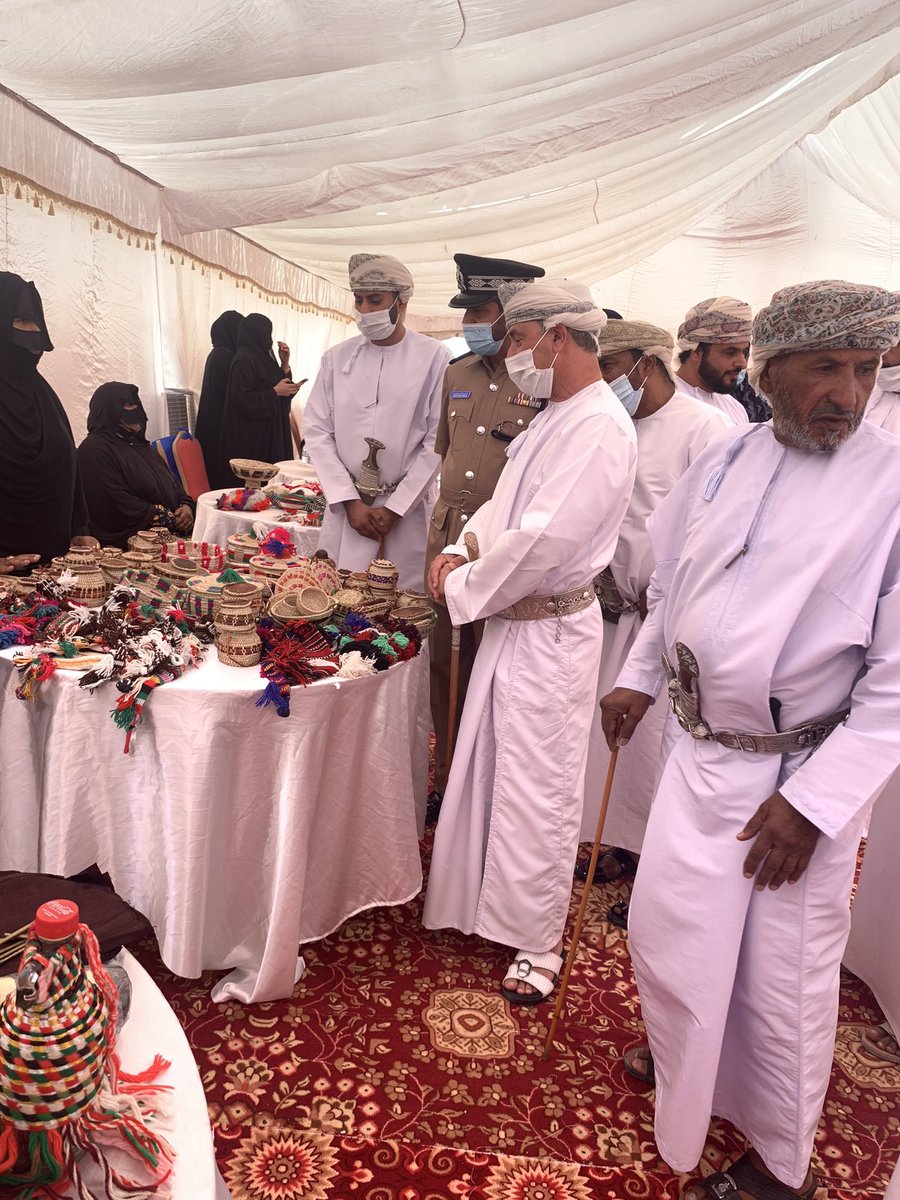 AljazerNetwork's tweet photo. سعادة الشيخ حمد بن سلطان البوسعيدي والي الجازر يفتتح المعرض التسويقي للمشغولات البدوية والاسر المنتجة الذي أقيم اليوم بتنظيم من جمعية المرأة العمانية بالجازر وسط مشاركة مميزة وفاعله من الحرفيات ومبدعات الاسر المنتجة 
@owa_aljazer https://t.co/GHdYocj3f9