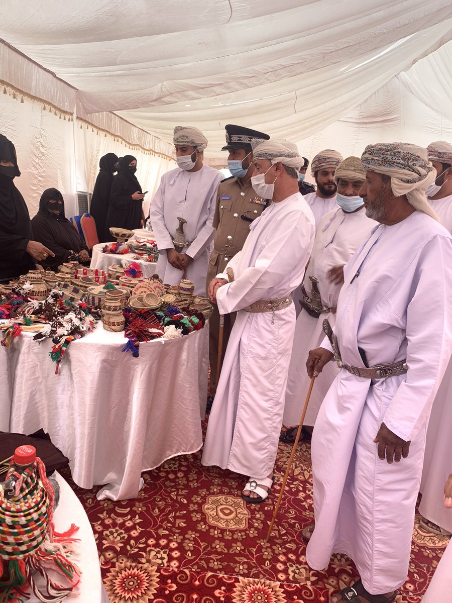 AljazerNetwork's tweet photo. سعادة الشيخ حمد بن سلطان البوسعيدي والي الجازر يفتتح المعرض التسويقي للمشغولات البدوية والاسر المنتجة الذي أقيم اليوم بتنظيم من جمعية المرأة العمانية بالجازر وسط مشاركة مميزة وفاعله من الحرفيات ومبدعات الاسر المنتجة 
@owa_aljazer https://t.co/GHdYocj3f9