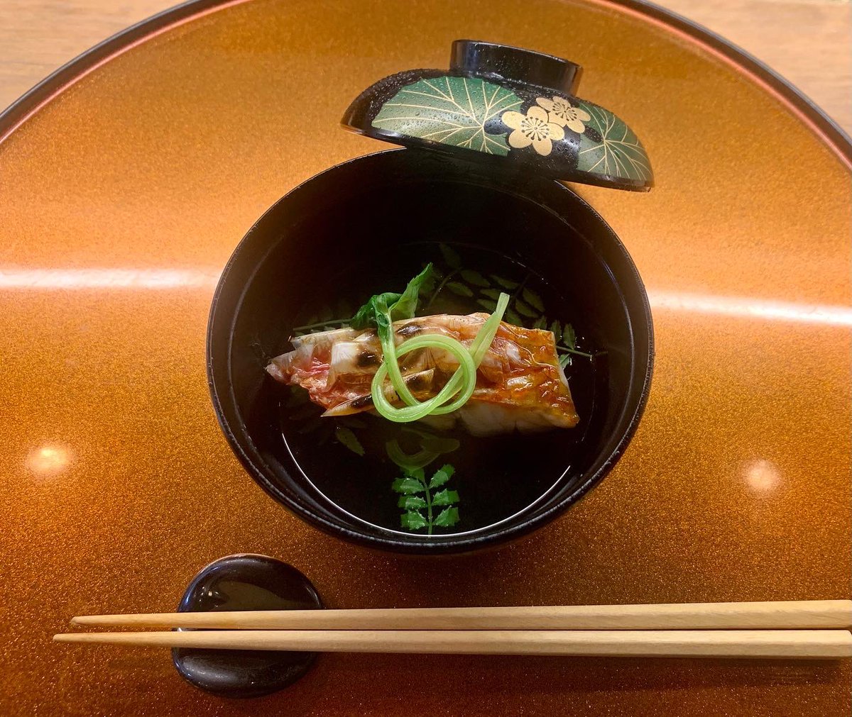 Bonbibendum's tweet photo. Salmonete a la brasa con daikon. @FlemyngJanek #sushibarhanna https://t.co/aYrWDAOtQU