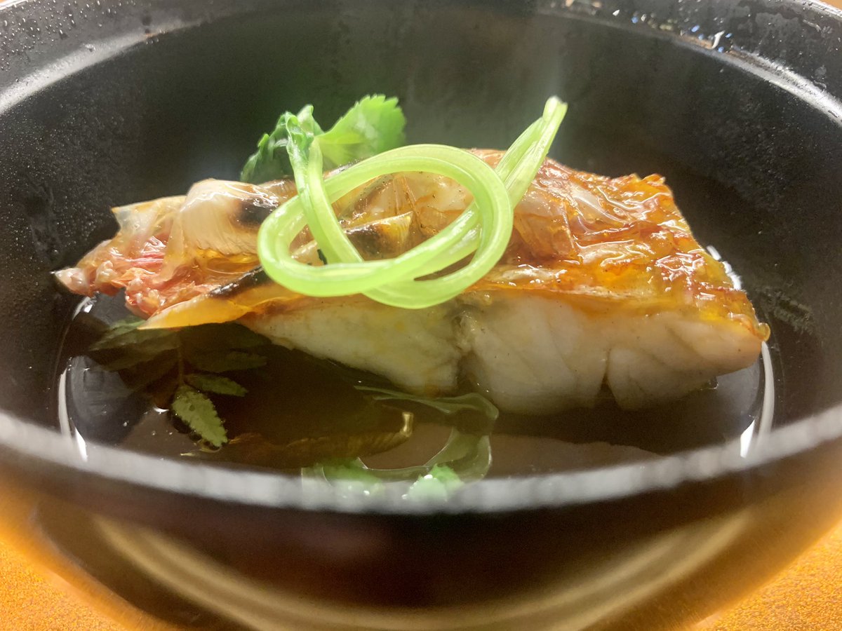 Bonbibendum's tweet photo. Salmonete a la brasa con daikon. @FlemyngJanek #sushibarhanna https://t.co/aYrWDAOtQU