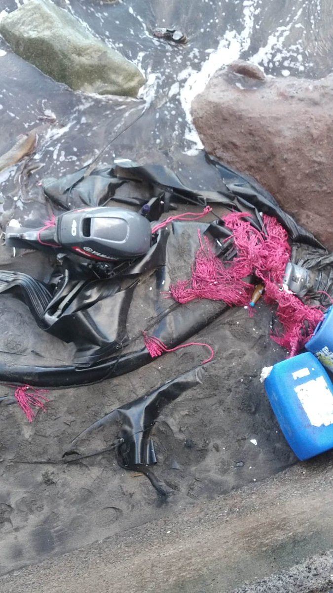 PoliciaLocalSC's tweet photo. Esta mañana se han descubierto los restos de una embarcación, tipo zodiac, en la playa del Roque de Las Bodegas. Informado también a @policia @polprcanarias https://t.co/h0T2thmh8A