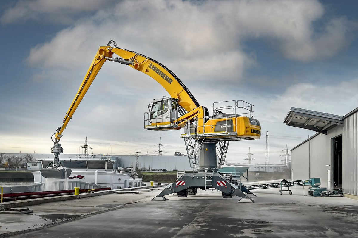 LH_Maritime's tweet photo. Our new Liebherr handling machine LH 60 M HR Port Litronic in operation at bayernhafen Aschaffenburg: The machine is specially designed for handling bulk and general cargo in port handling operations.
#materialhandling #port #attachments #liebherrtools #quickcoupler #fastandeasy https://t.co/BVsckNg9YJ