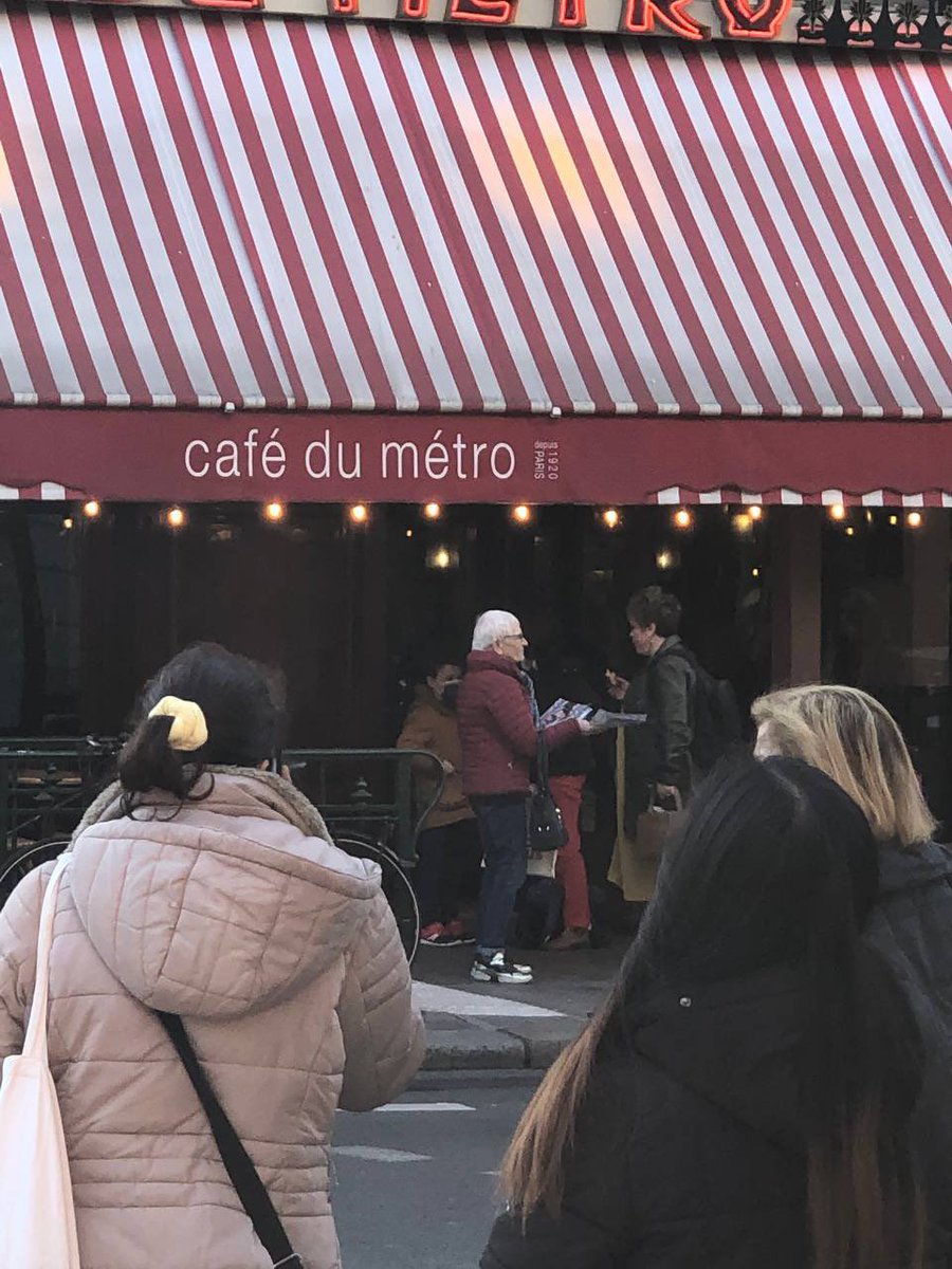 CazesAngele's tweet photo. Ce matin, quartier Rennes 
#Paris6, nos voisins reconnaissent à @EmmanuelMacron des qualités exceptionnelles et la stature pour diriger le pays 👌🏼 OUI son action pendant la crise COVID a préservé le tissu économique et social de le France 🇫🇷
#EmmanuelMacronavecvous 
#5ansdeplus https://t.co/RlO7Sd4qQk