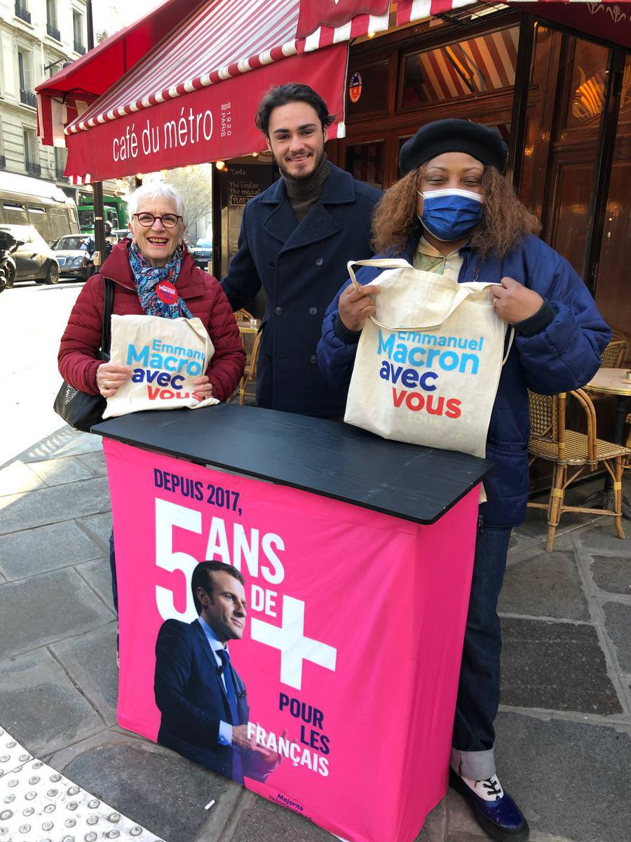 CazesAngele's tweet photo. Ce matin, quartier Rennes 
#Paris6, nos voisins reconnaissent à @EmmanuelMacron des qualités exceptionnelles et la stature pour diriger le pays 👌🏼 OUI son action pendant la crise COVID a préservé le tissu économique et social de le France 🇫🇷
#EmmanuelMacronavecvous 
#5ansdeplus https://t.co/RlO7Sd4qQk