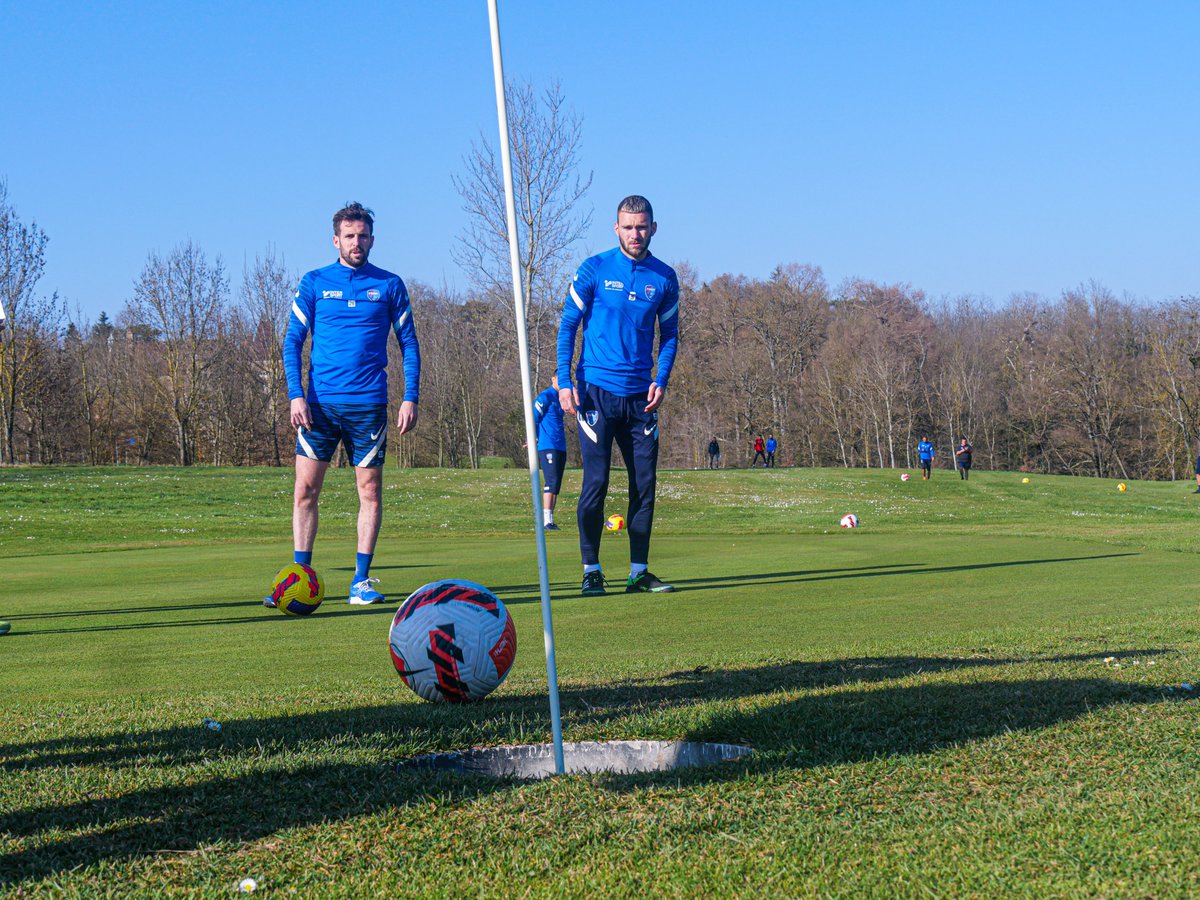 FBBP01's tweet photo. 😁 𝗦𝗢𝗥𝗧𝗜𝗘 𝗖𝗢𝗛𝗘𝗦𝗜𝗢𝗡
Pour couper la semaine avant de partir sur 4️⃣ jours de travail afin de préparer la réception du leader lundi, Alain #Pochat a emmené ses joueurs faire une sortie #footgolf !
1/3
〰️
#TeamBressan 🔵⚪ https://t.co/i67xQcjiVF