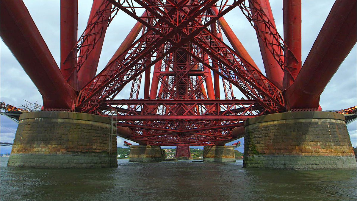 フォース鉄道橋は、スコットランドのフォース湾を列車で渡るために作