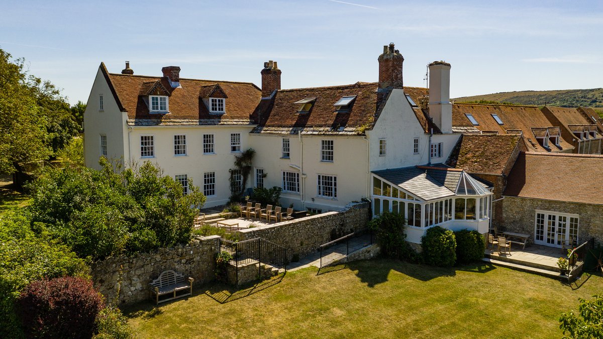If you're looking for the perfect pad to play host for a large group or gathering, or just a special occasion, here are some #IsleofWight options:

✔ Arreton Manor
✔ <a href="/NorthcourtHouse/">Northcourt House</a> 
✔ Kingston Manor
✔ Weston Manor
✔ <a href="/TapnellFarm/">Tapnell Farm</a> Manor
✔ The Hermitage

📌<a href="/TapnellFarm/">Tapnell Farm</a> Manor