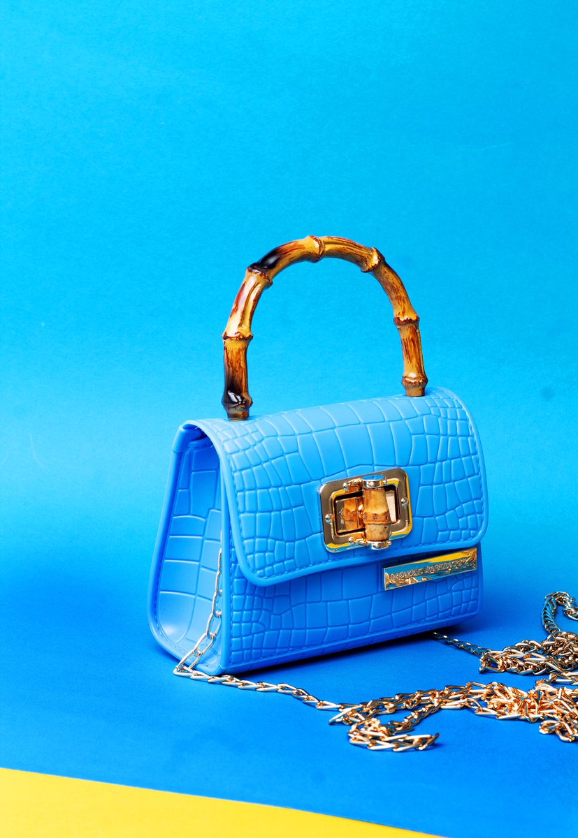 arika_mani's tweet photo. A collaborative shoot we did with Royal Infinity Bags 📸👜. 

What are your thoughts? 

Don’t forget to visit the Royal Infinity store for all your cute bags ❤️🌍. Don’t forget to drop a retweet https://t.co/TKOP2wfsAR