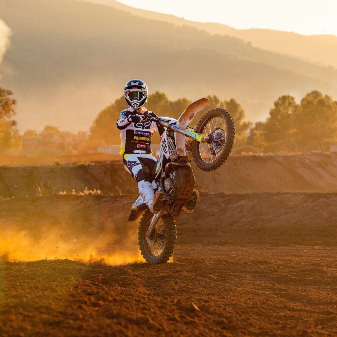 Feliz #wheeliewednesday a tod@s🥳

📸 <a href="/mxgp/">MXGP</a> 

#EnjoyTheRide #Motoblouz #Motoblouzes #MX #wheeliewednesday