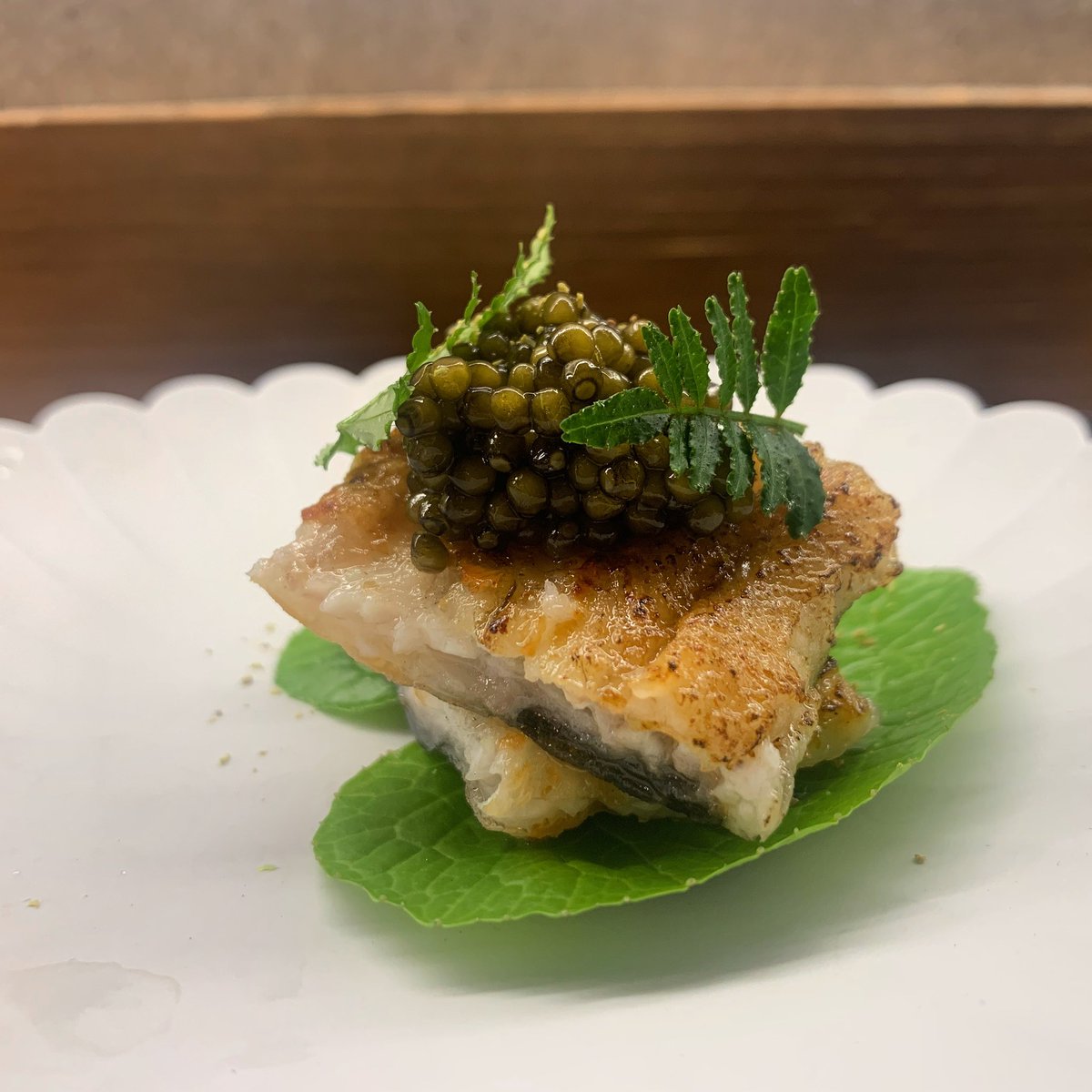 Bonbibendum's tweet photo. - Anguila a la brasa con caviar sobre hoja de wasabi. 
- Temaki de toro. 
- Pez limón. 

@FlemyngJanek 
#sushibarhanna https://t.co/giI7LoWeL0
