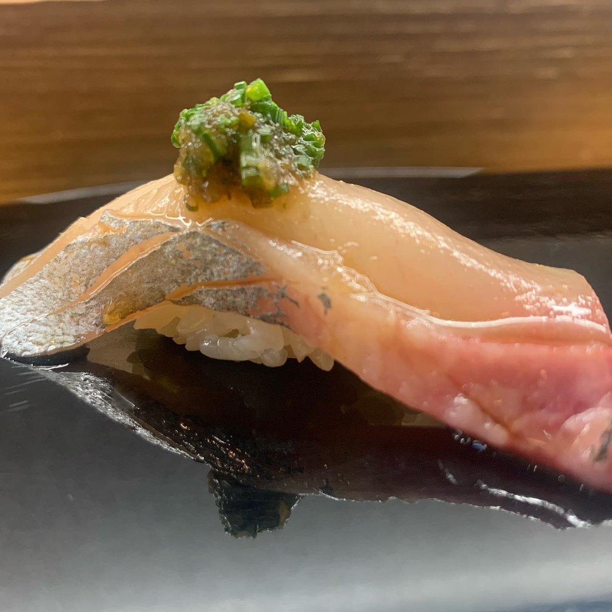 Bonbibendum's tweet photo. - Anguila a la brasa con caviar sobre hoja de wasabi. 
- Temaki de toro. 
- Pez limón. 

@FlemyngJanek 
#sushibarhanna https://t.co/giI7LoWeL0