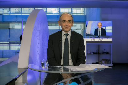 la1ere's tweet photo. 🟡Eric Zemmour estime que "la colonisation a été une bénédiction".

🔶Invité d'Outre-mer 2022, il a prononcé l'une de ses formules destinée à faire réagir et a suscité la polémique sur les réseaux sociaux.📲👇
https://t.co/lOuxQqzVHZ https://t.co/eRExEZSEwc