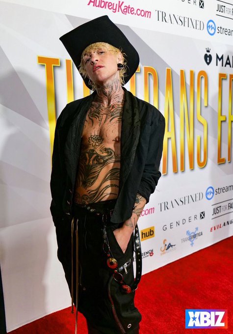 Hotboy shit @ the @TGEroticaAwards 🔥🖤🖤 thx @xbiz https://t.co/9YM2qhc8q7