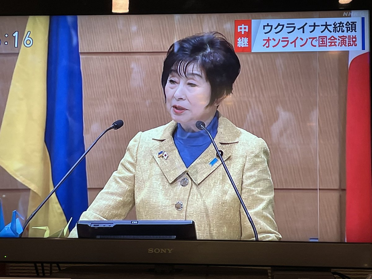 すげー。すごすぎる！国会議員が集結して、ゼレンスキーにスタンディングオベーション。オンラインでいいんじゃないの国民に自粛呼び掛けてたんだからーーー♪しかも「日本はウクライナと共にある」とか言ってるぞーーー♪もう完全にマンガw 多分ここは北朝鮮だなw
