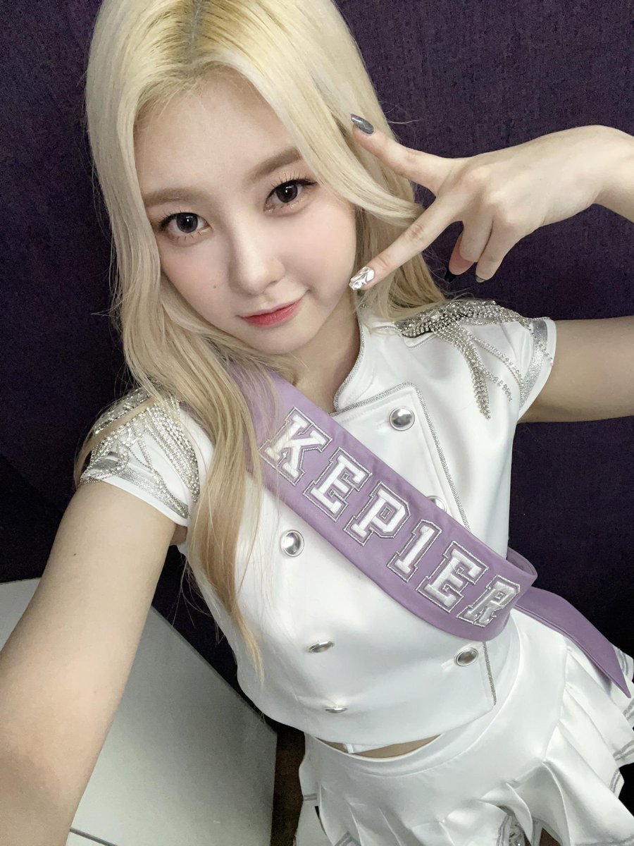 의상까지 잘 보이게 셀카 찍어주는 천재 다람찌 모야💜💜