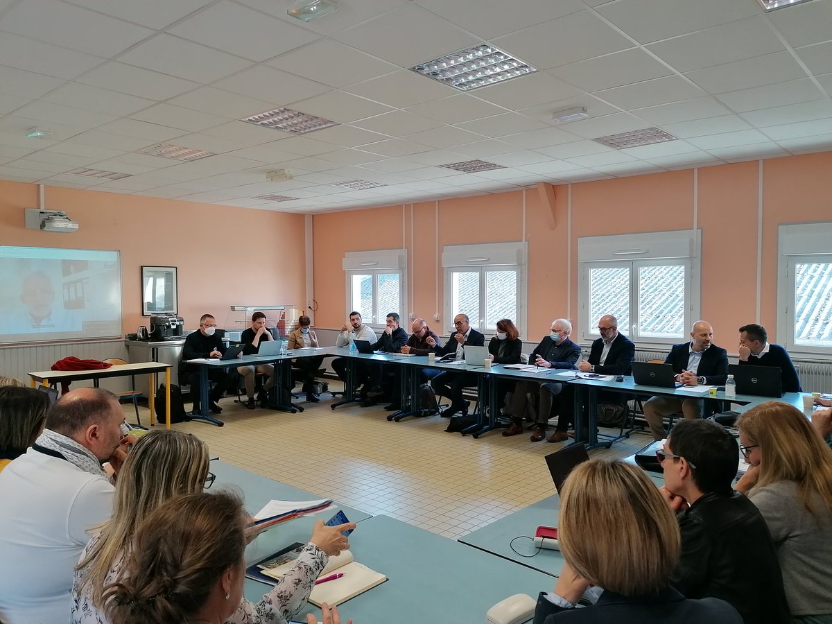lycee_val's tweet photo. Le lycée professionnel  Val d Allier de Varennes sur Allier accueille la réunion de bassin du Moulins. L'occasion de relancer le CLEE de Moulins avec des chefs d'entreprise de l'Allier @DSDEN_03 @acclermont @bassinMoulins https://t.co/dwjK13J3Zt