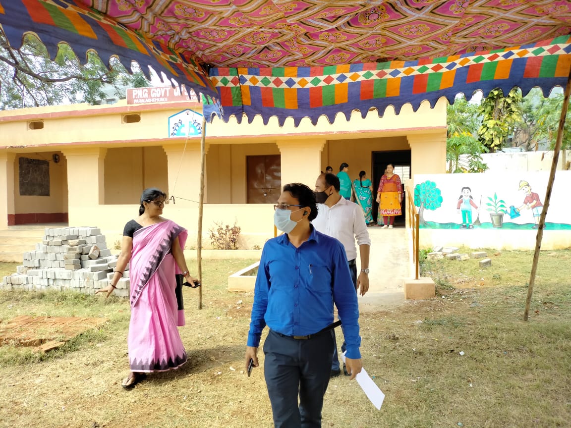 DM_Gajapati's tweet photo. Sri Dillip Kumar Maharana, Sub-Collector Paralakhemundi  visited and supervised Model Polling Booths  &amp; Pink Booths of Paralakhemundi Municipality and interacted with Polling Personnel.@CMO_Odisha @OdishaCeo https://t.co/FWGrOUP0eS