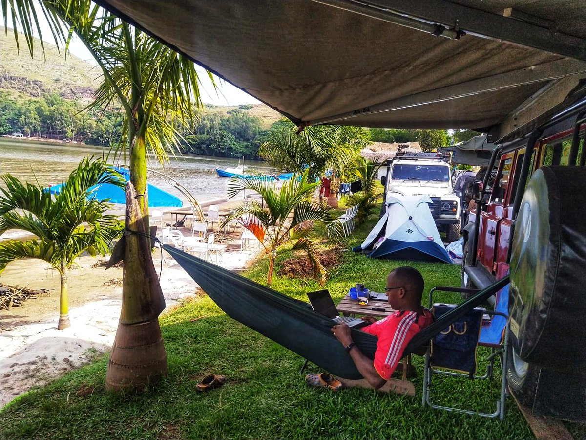 AlphaLandRover's tweet photo. IN PHOTOS: Our office and campsite for the next few...
Work targets must be met too
#AlphaLandrover #Drive47 w/@BunduRovers https://t.co/eEchOyWkw9