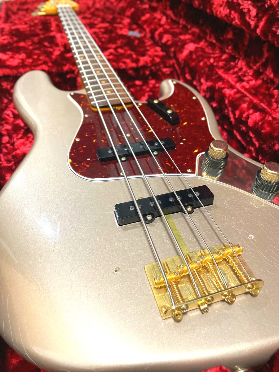 DAIE6263's tweet photo. my new gear...

Fender Custom Shop '60 ”Closet Classic” -Shoreline Gold-

念願のCSユーザーです🤤
こいつと共にまたベーシストとしていとつ上のランクに行けるよう頑張ります！ https://t.co/yCZrVWovyQ