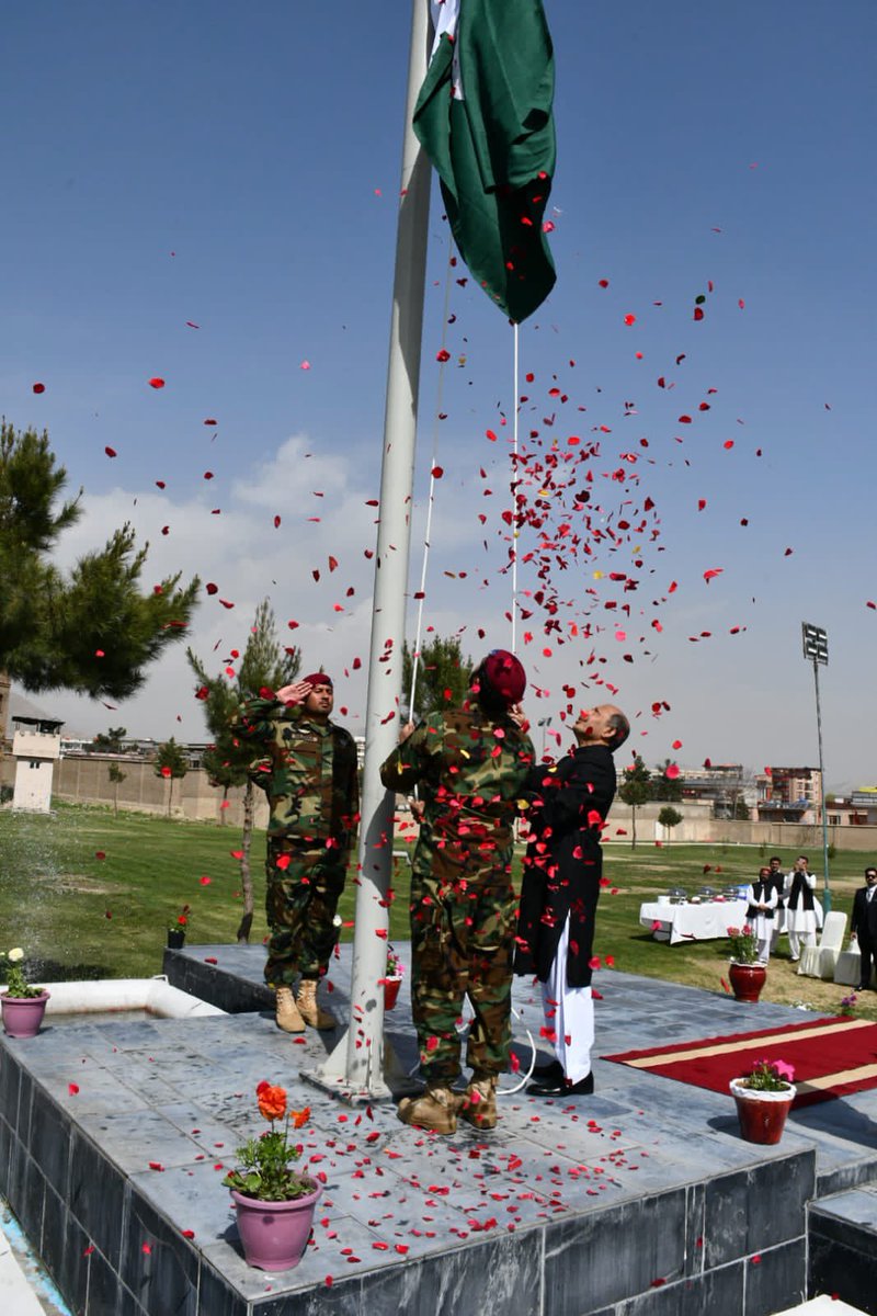 kabulnewstv's tweet photo. کابل کې د پاکستان سفیر منصوراحمدخان په خپله ټوېټرپاڼه لیکلي، چې نن یې کابل کې د پاکستان په سفارت کې د ( مارچ ۲۳مه) د پاکستان ملي ورځ نمانځلې ده.
نوموړي هغه انځورونه هم ��پاره کړي چې پکې د پاکستان بیرغ رپول کیږي او نظامي تشریفات هم ترسره کیږي. https://t.co/WcmMaMMB0H