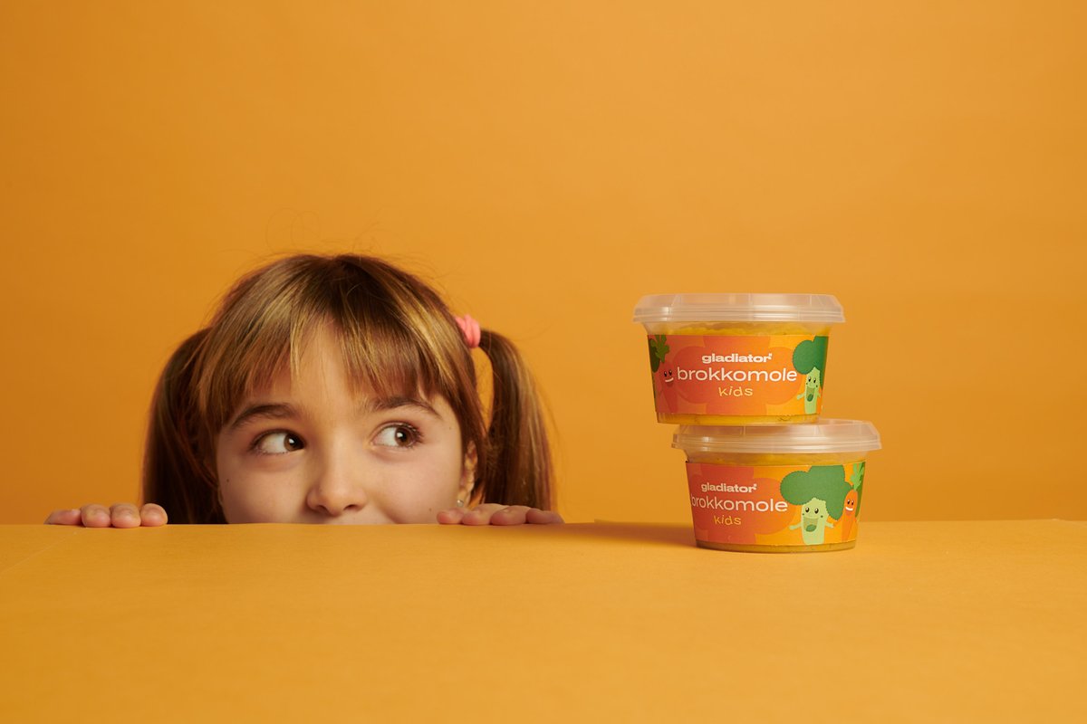 "El primer Brocomole Kids del mundo". 🥦🥕
¿Veis cómo se miran? 
Su mirada refleja muchos de nuestros valores: ilusión, apetito, humildad e innovación. Con ganas de comerse y sin miedo alguno. 
¿Quién dijo que dipear no era un juego de niños?💚
#brocomole #brokkomole #niños #kids