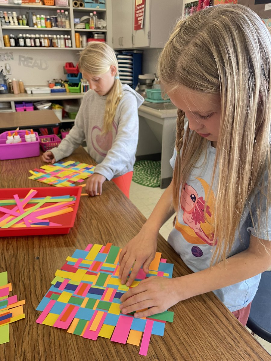 dorothy_runyen's tweet photo. Multi-layer 3rd grade Weaving! 😍@ASES_Mavericks #comalfinearts #weaving https://t.co/xhxkxVOVQk