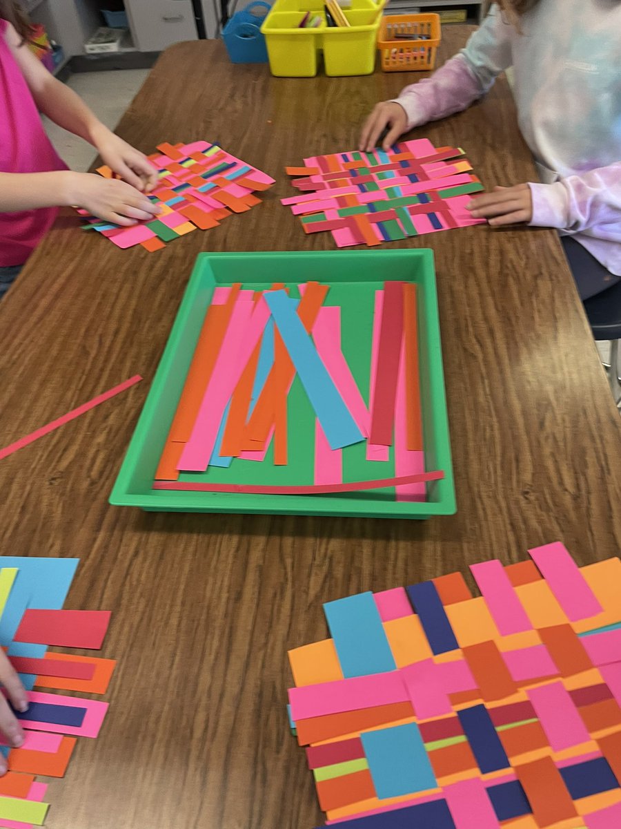 dorothy_runyen's tweet photo. Multi-layer 3rd grade Weaving! 😍@ASES_Mavericks #comalfinearts #weaving https://t.co/xhxkxVOVQk